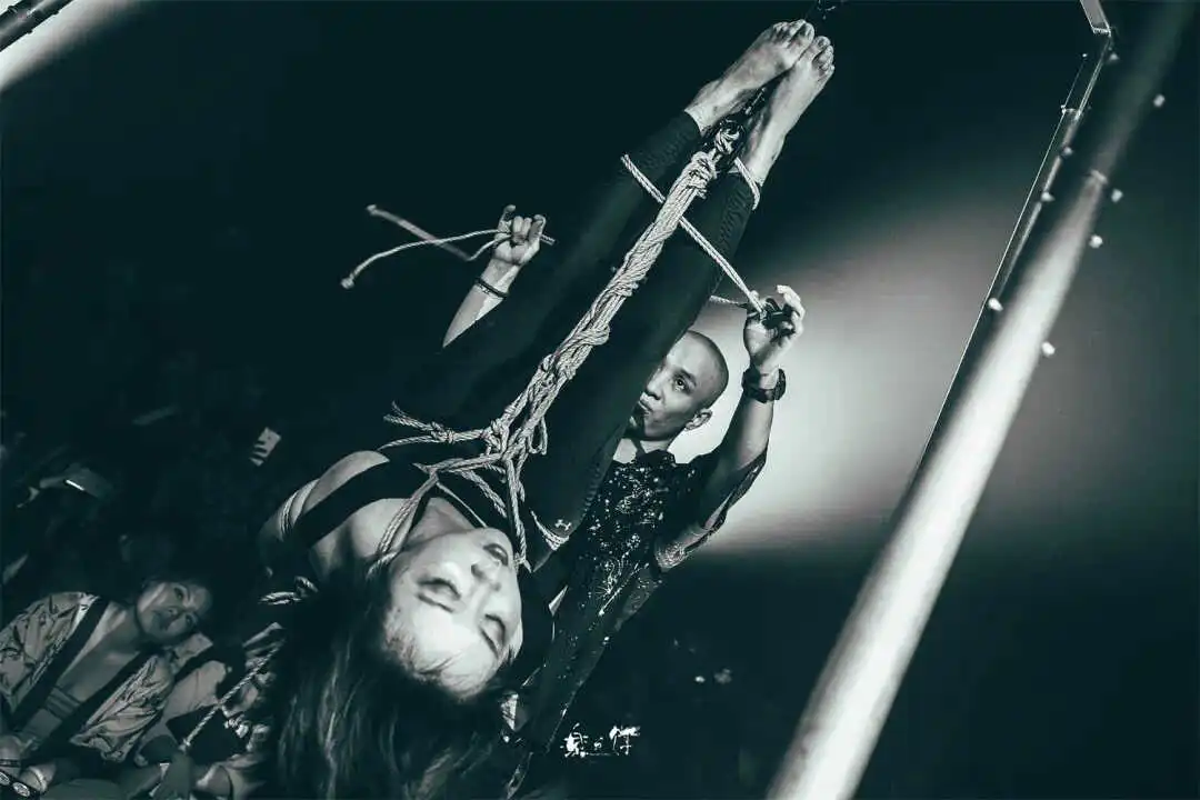 圣水恋足癖：探索BDSM世界中的奇妙欲望与秘密 一