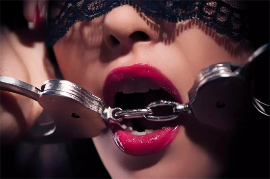 探索s倾向：如何在BDSM中找到自我认同与权力游戏的平衡 一